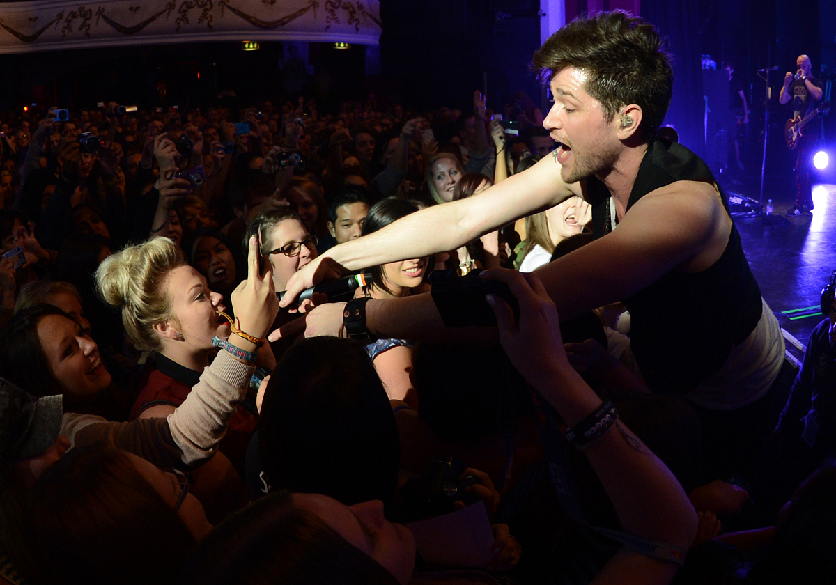 danny <strong>o</strong>'donoghue performs with the script at shepherd's bush