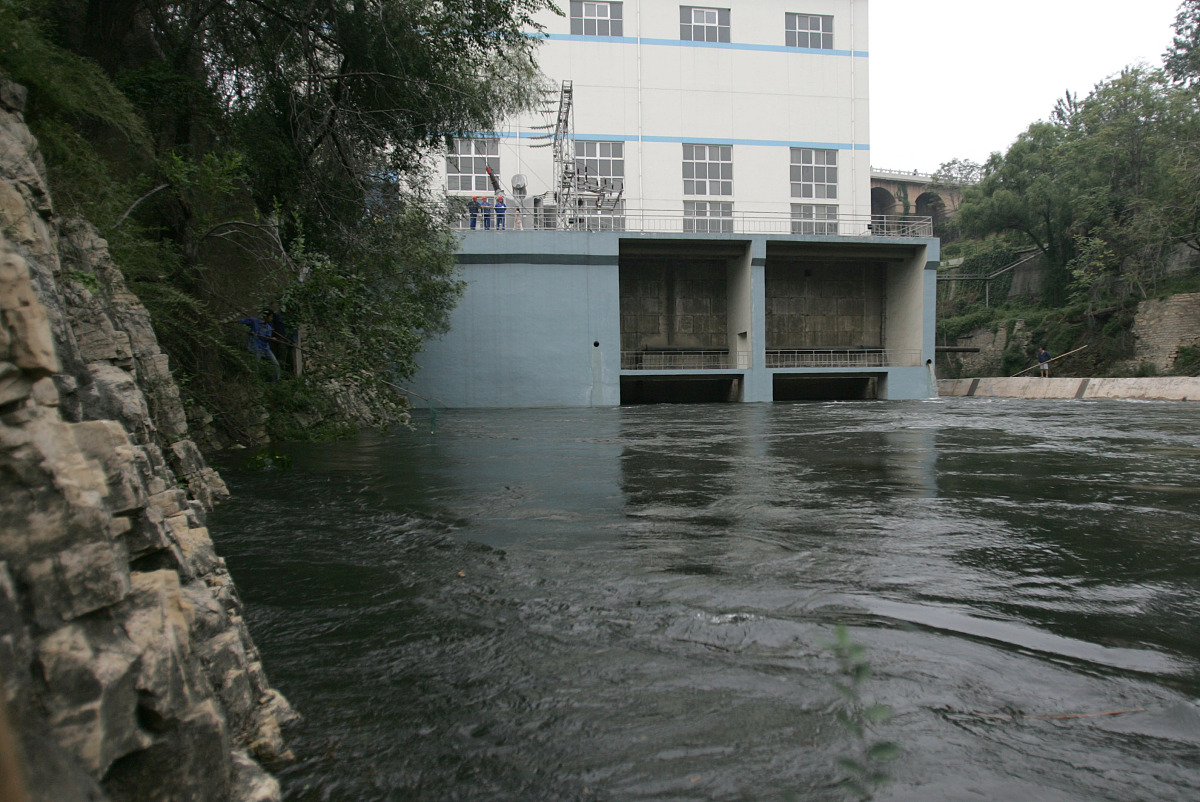 帮我写一段话描述玉窖镇属于趸售供水镇里的供水管理均由玉窖镇供水机构负责