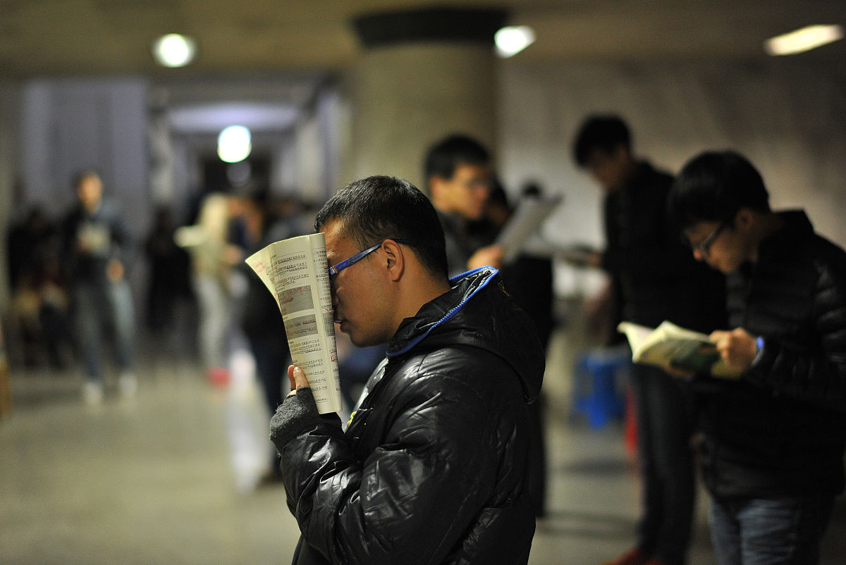 帮我写个简短有趣无厘头文案考上研究生乘风破浪