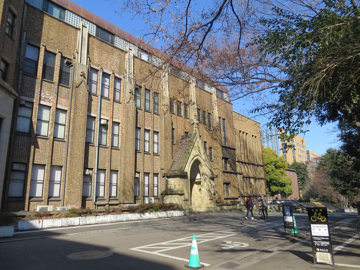 如何报名日本大学要报名日本大学需要遵循以下步骤：1选择大学：首先您需要选择想要申请的大学并了解该大学的招生要求和申请截止日期。2准备申请材料：申请材料通常包括个人简历、成绩单、推荐信、语言能力证明、研究计划等。3申请入学：填写申请表并提交申请材料。申请表可以在线填写或下载打印后邮寄到大学招生办公室。4参加入学考试：有些大学需要申请者参加入学考试以确定是否具备入学资格。5等待录取通知：大日本平均时薪