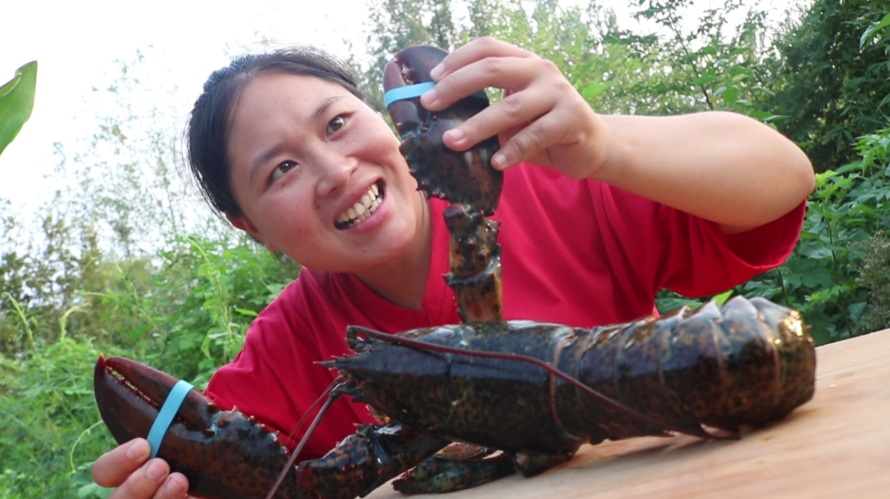 朋友送只3斤重波士顿龙虾,胖妹大开眼界,这吃起来也太过瘾了吧