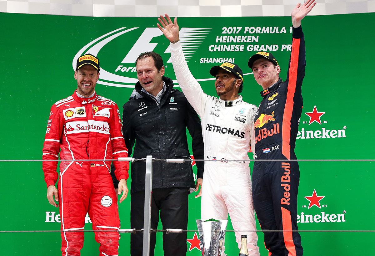 在F1 22开放大厅中模仿汉密尔顿的精彩操作