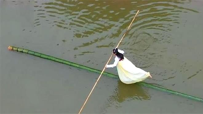 贵州女孩表演“水上漂”,靠一根竹子行走水面,游客:高手在民间