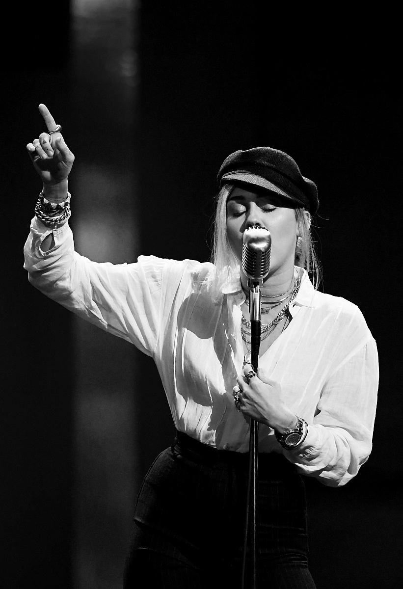 还记得在克鲁尼的电影《我想去天空》中