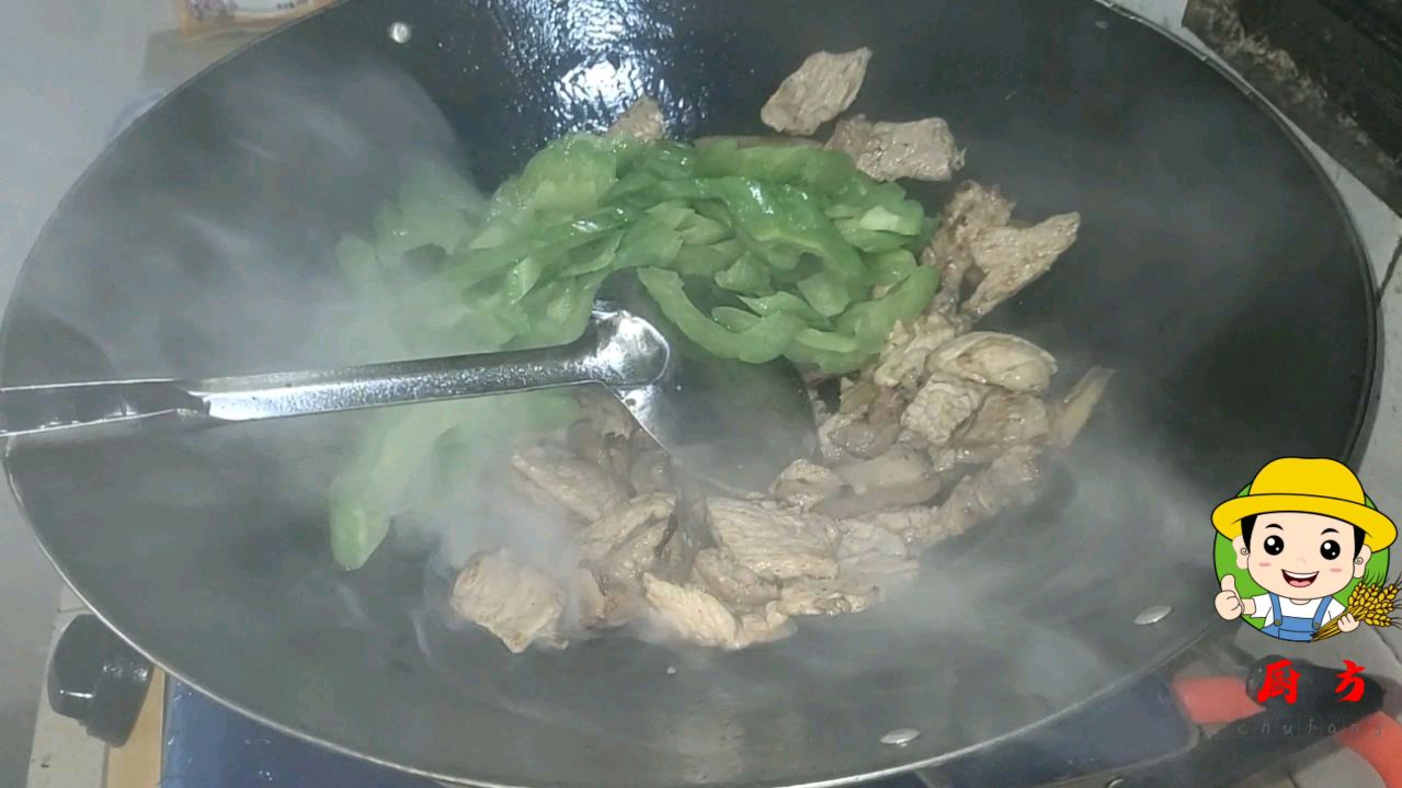 农家人肉炒苦瓜好吃的做法,过程简单没有繁琐的动作,一周吃两次