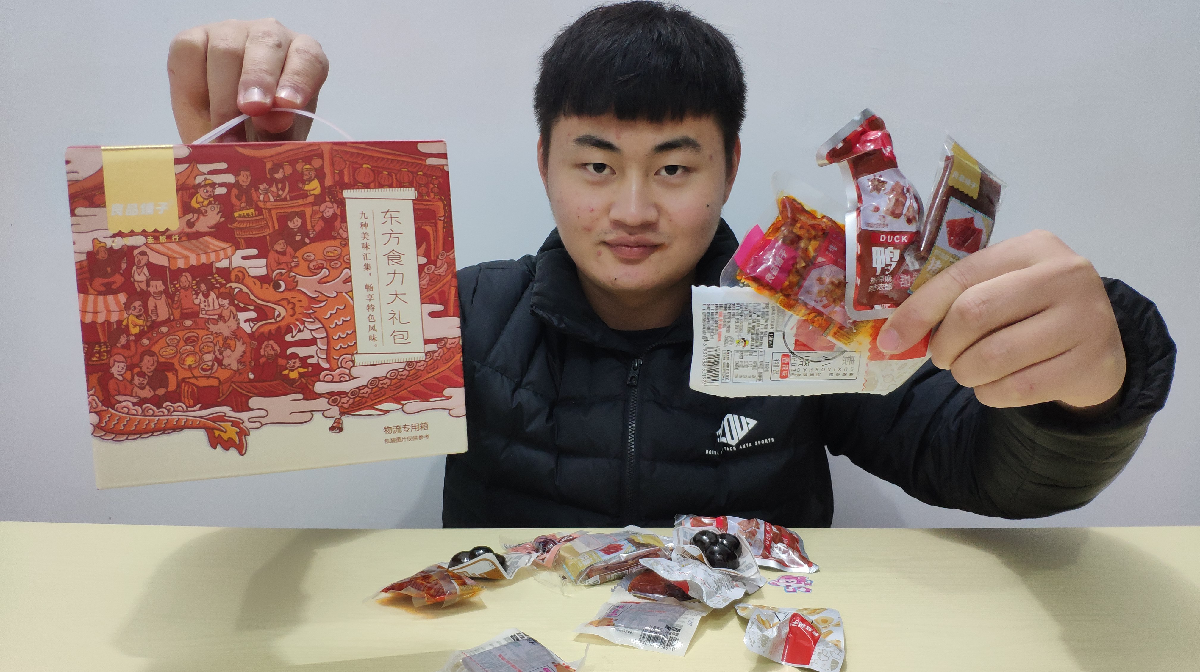 试吃良品铺子大礼包,八种零食一次吃过瘾,最喜欢吃牛板筋