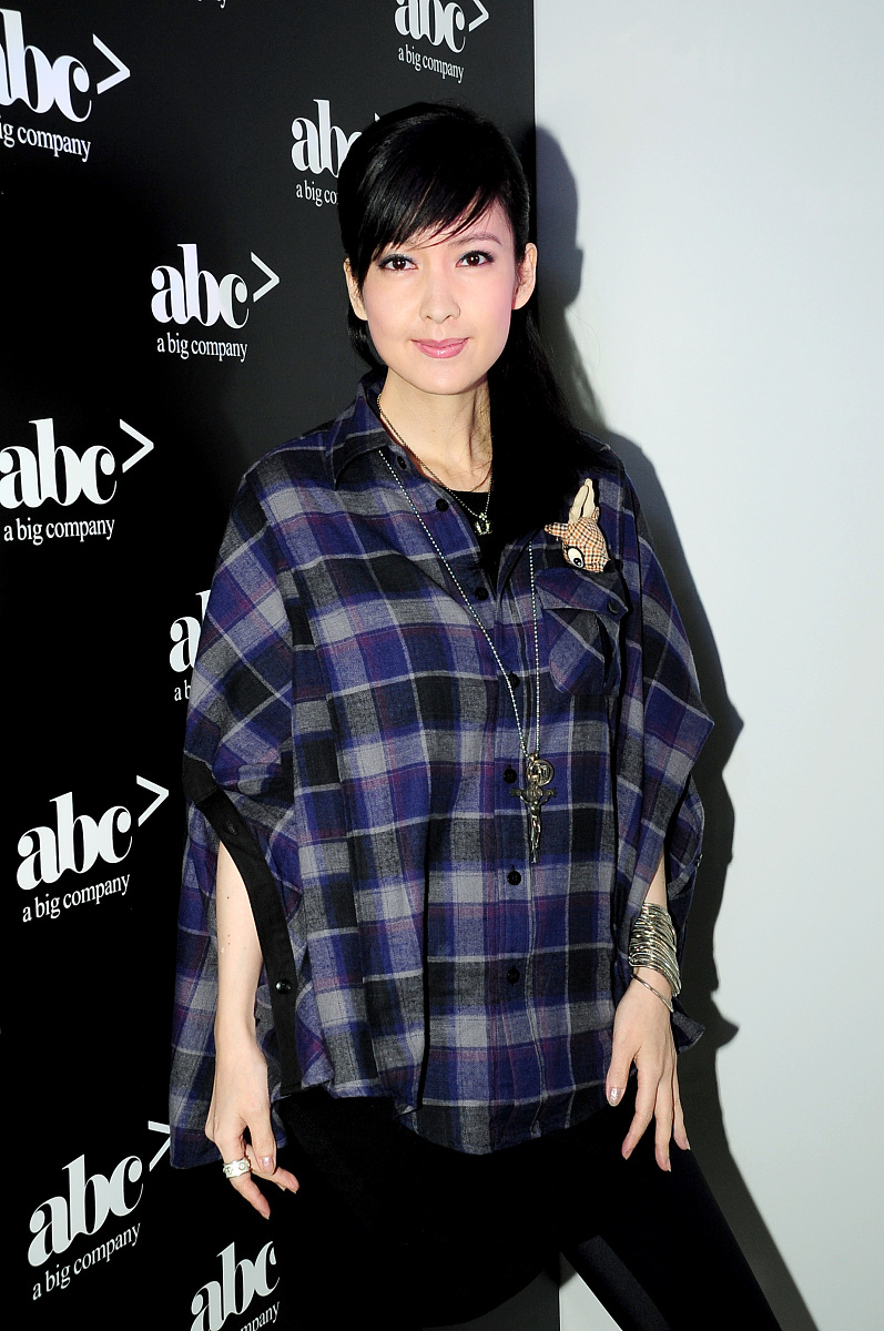 2010年11月17日,香港,周慧敏出席古巨基的个人品牌"abc(a big company