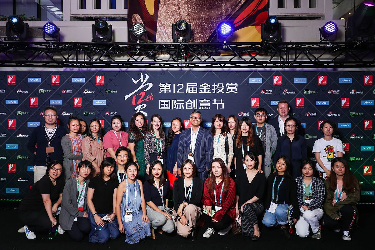 化妆品公司与偶像后援会合作：利弊分析与策略建议