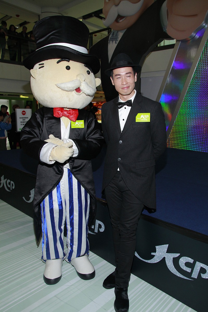 2012年12月30日,香港,陈豪出席某商场大富翁游戏活动.***_***陈豪+++_