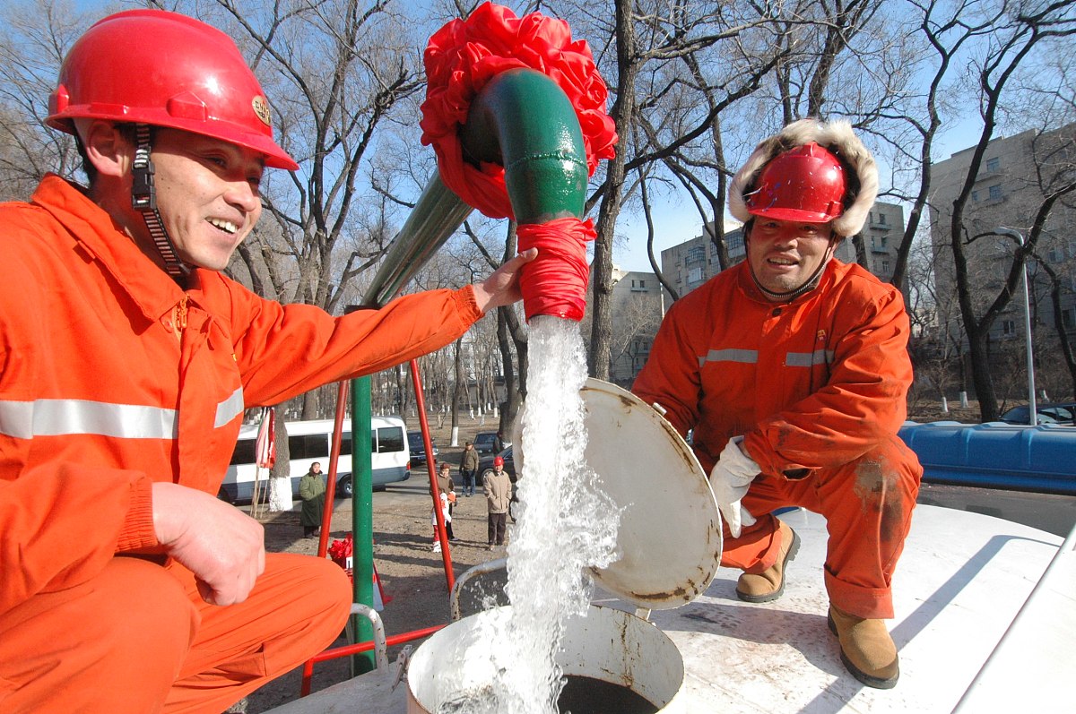 2005年11月30日,由大庆石油管理局供水公司水文地质105钻井队昼夜奋战