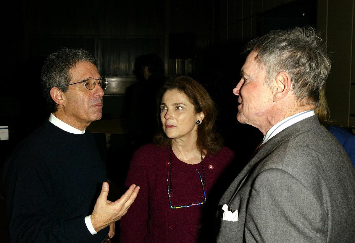 卢拉的传奇人生 写一个视频文案卢拉巴西历史上最具争议和影响力的政治家之一他的人生经历堪称传奇。从贫穷的童年到成为工人运动领袖再到巴西第35任总统他的政治生涯充满了波折和挑战。卢拉在20世纪60年代开始参与工人运动并在70年代成为了工会领袖。他在80年代参与了民主运动反对军政府的独裁统治并成为了巴西左翼政治的代表人物。2002年卢拉成功当选为巴西总统成为了首位来自工人阶级的总统。他承诺改善巴西贫困