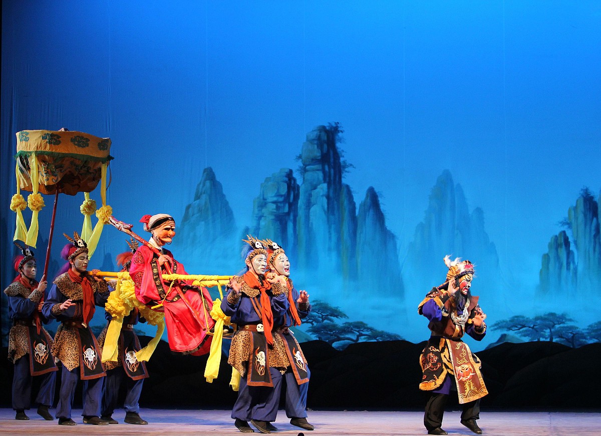 小红的奶奶有3个孙女大孙女叫孙团团二孙女叫孙圆圆请问小孙女叫什么？