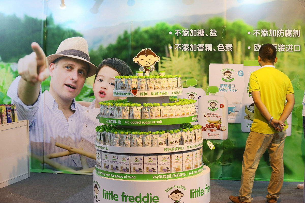 经常喝牛奶的人别再花这些冤枉钱了。子恒今天发这条视频很可能会被一些商家举报但为了大家避免上当受骗所以子恒决定说出来超市里销量最高的高钙奶其实配料表里面添加的是碳酸钙喝再多也不容易被人体吸收。豆奶、椰奶、早餐奶大多都是蛋白质饮品算不上真正的牛奶营养价值也不高。某些销量高的大牌牛奶钙奶也只是调制品里边添加了大量的糖、香精、食品添加剂长期喝会导致肥胖、长痘甚至对身体造成更大的损害。子恒建议大家买牛奶先看