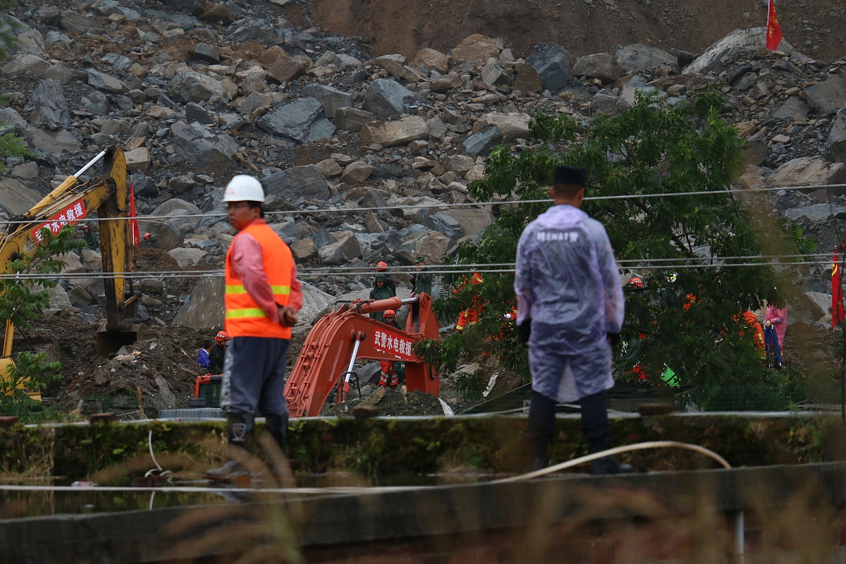 蔡大娘早上起床之后便到田地里忙活突然听到一声巨响原来是落石落下发生了山体滑坡堵住了铁路轨道请详细描述该故事。