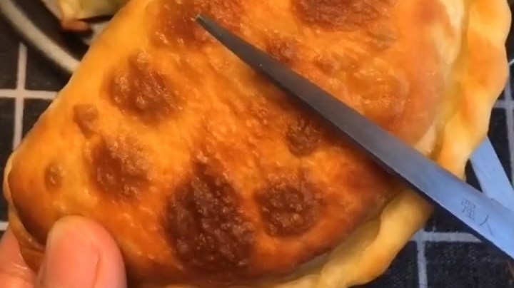 韭菜盒子的做法。