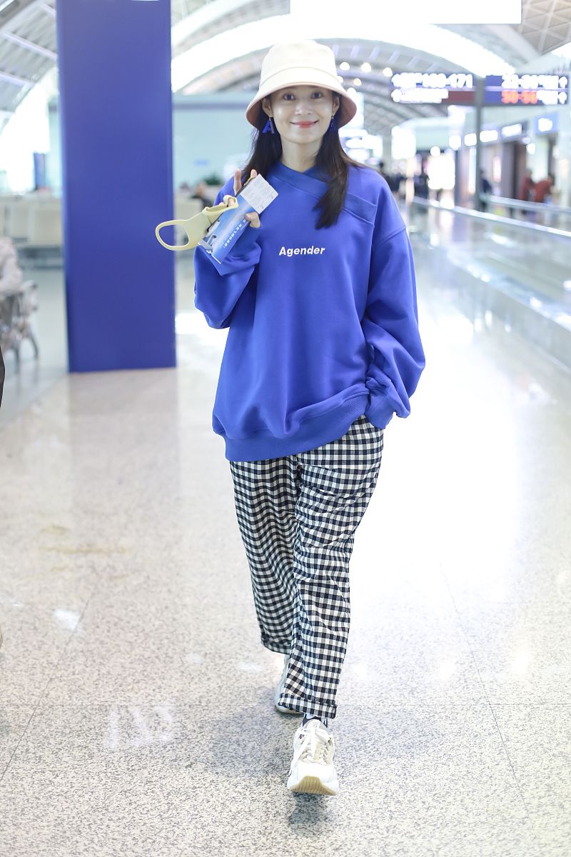 来一篇夏日随性感运动风穿搭文案描述服饰细节服装类型：阳光感蓝色整洁小T恤、白色T恤纯棉透气吸湿、蓝色和白色渐变的休闲感T恤