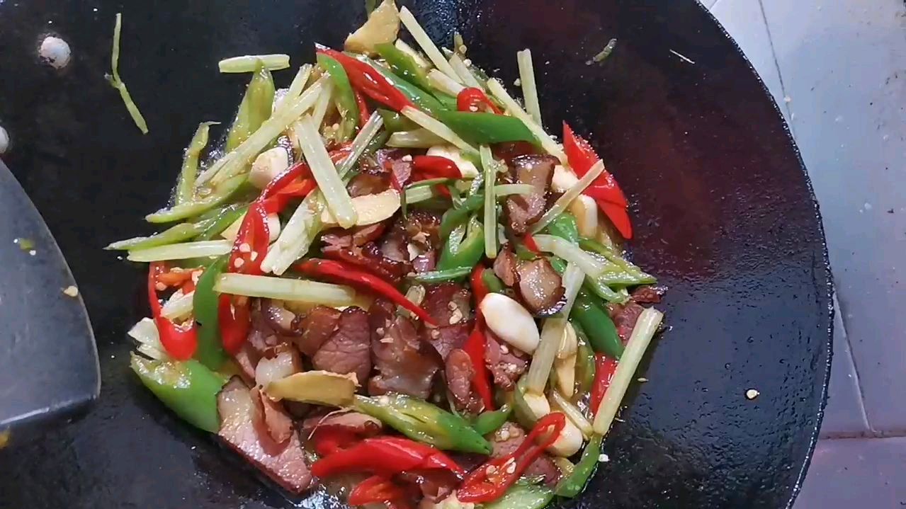 青椒炒腊肉,一道特别简单的家常菜,美味又下饭。