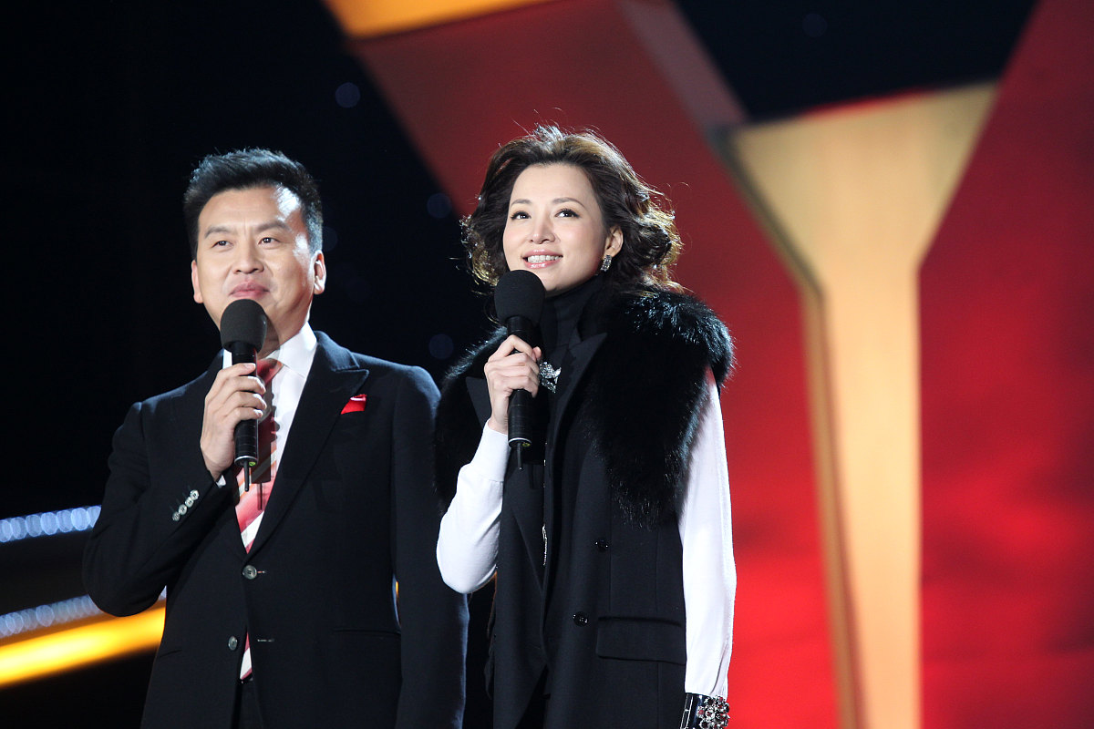 小明在毕业晚会上演唱《朋友别哭》这首歌刚开始的时候他就紧张的忘词了你作为主持人怎么用一句话帮他解围？