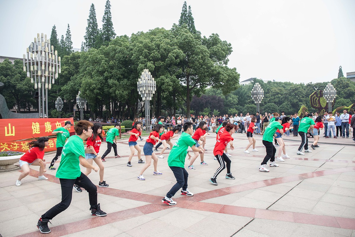 2015年5月30日,江苏苏州,一场控烟公益"快闪"活动亮相昆山街头.***_**