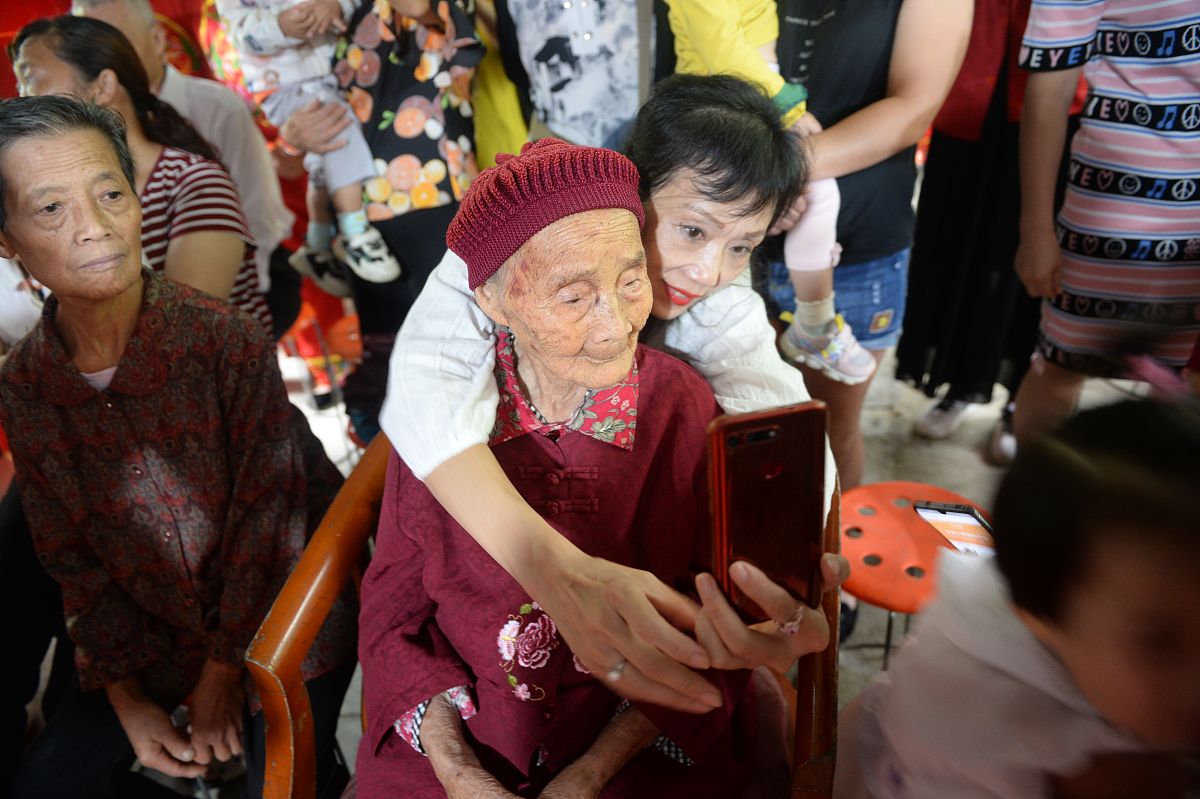 2019年8月31日,成都,朱郑氏老人与后人们合影.(如下载使用,请务必署名