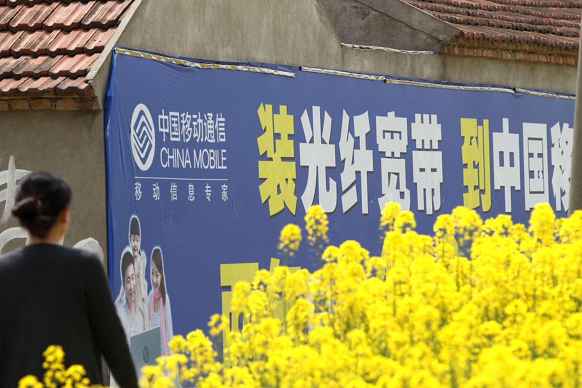 光纤通信和无线通信有什么区别光纤通信和无线通信的主要区别在于传输介质。光纤通信使用光纤作为传输介质将数据以光的形式通过光纤传输。光纤通信具有高速、可靠、抗干扰等优点适用于长距离传输和大带宽应用如电话网传输、视频传输、数据中心互联等。光纤通信需要布设光缆建设成本较高但是具有长期稳定性和低维护成本。无线通信则使用无线电波作为传输介质将数据以无线电波的形式通过空气传输。无线通信具有灵活、便捷、移动性强等