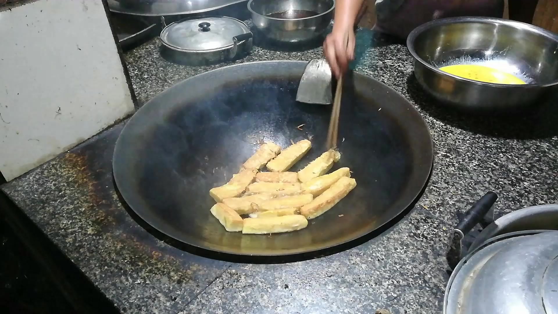 煎糍粑只需加入二个鸡蛋,煎出的糍粑色泽金黄,看着都要流口水了