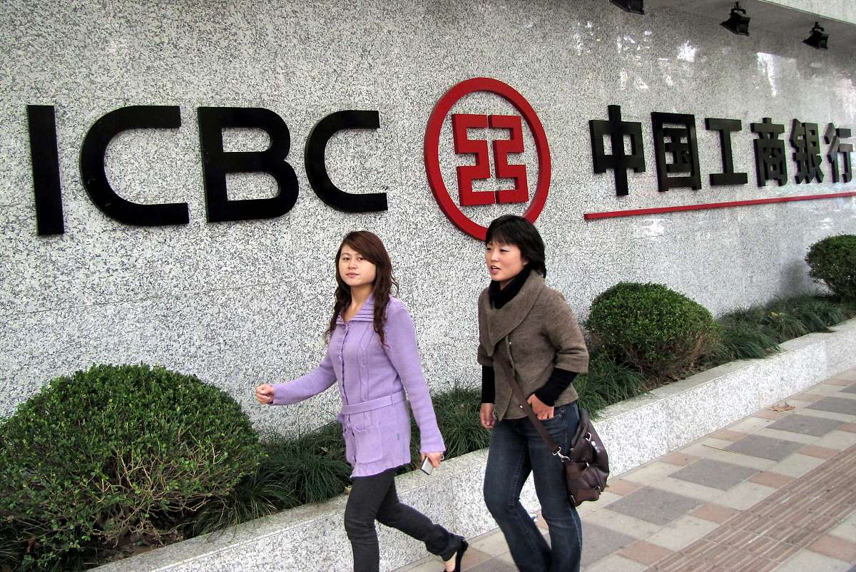***_***2009年11月4日,上海,行人从中国工商银行(icbc)前走过.+++_+++