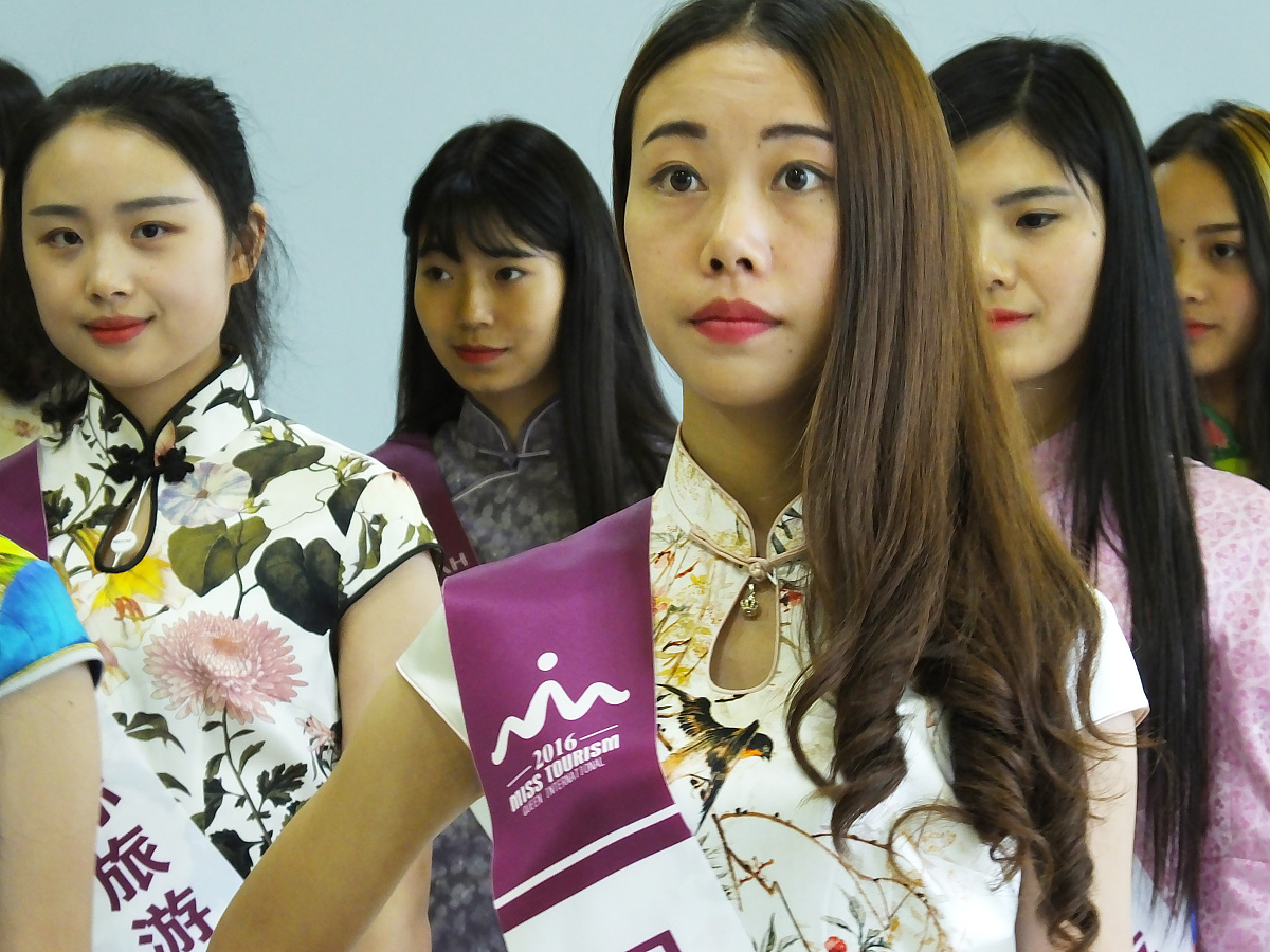 2016年5月27日讯,湖北宜昌,40位参加国际旅游小姐大赛的美女选手在素
