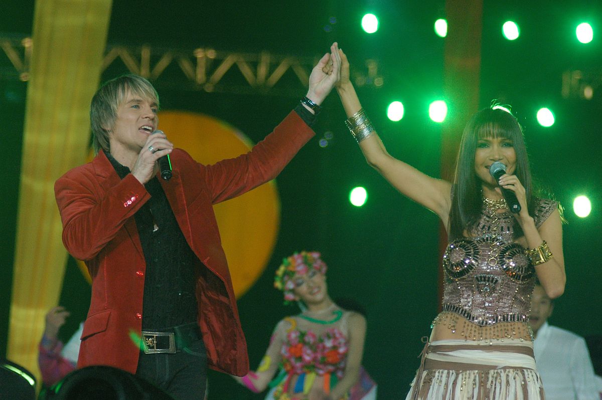 2005年12月31日,中国著名歌星张咪参加cctv珠海元旦晚会演出.+++_+++c