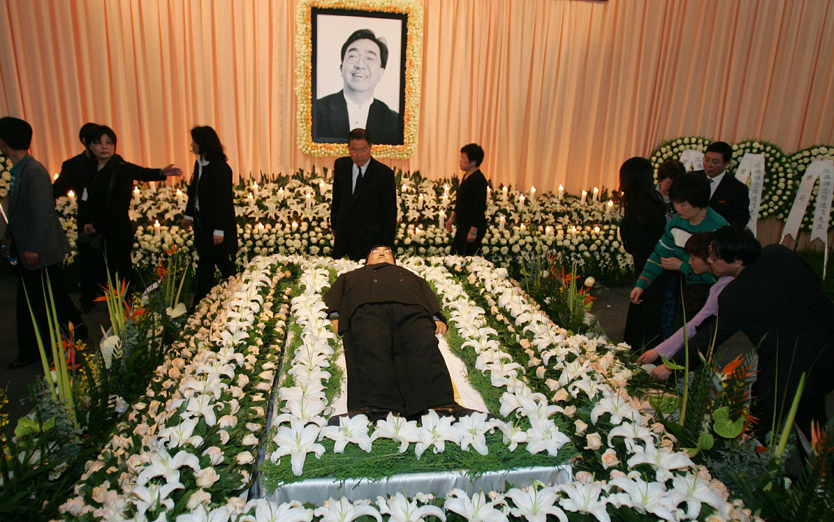 2005年4月20日,陈逸飞的葬礼在上海龙华殡仪馆隆重举行.+++_+++陈逸飞