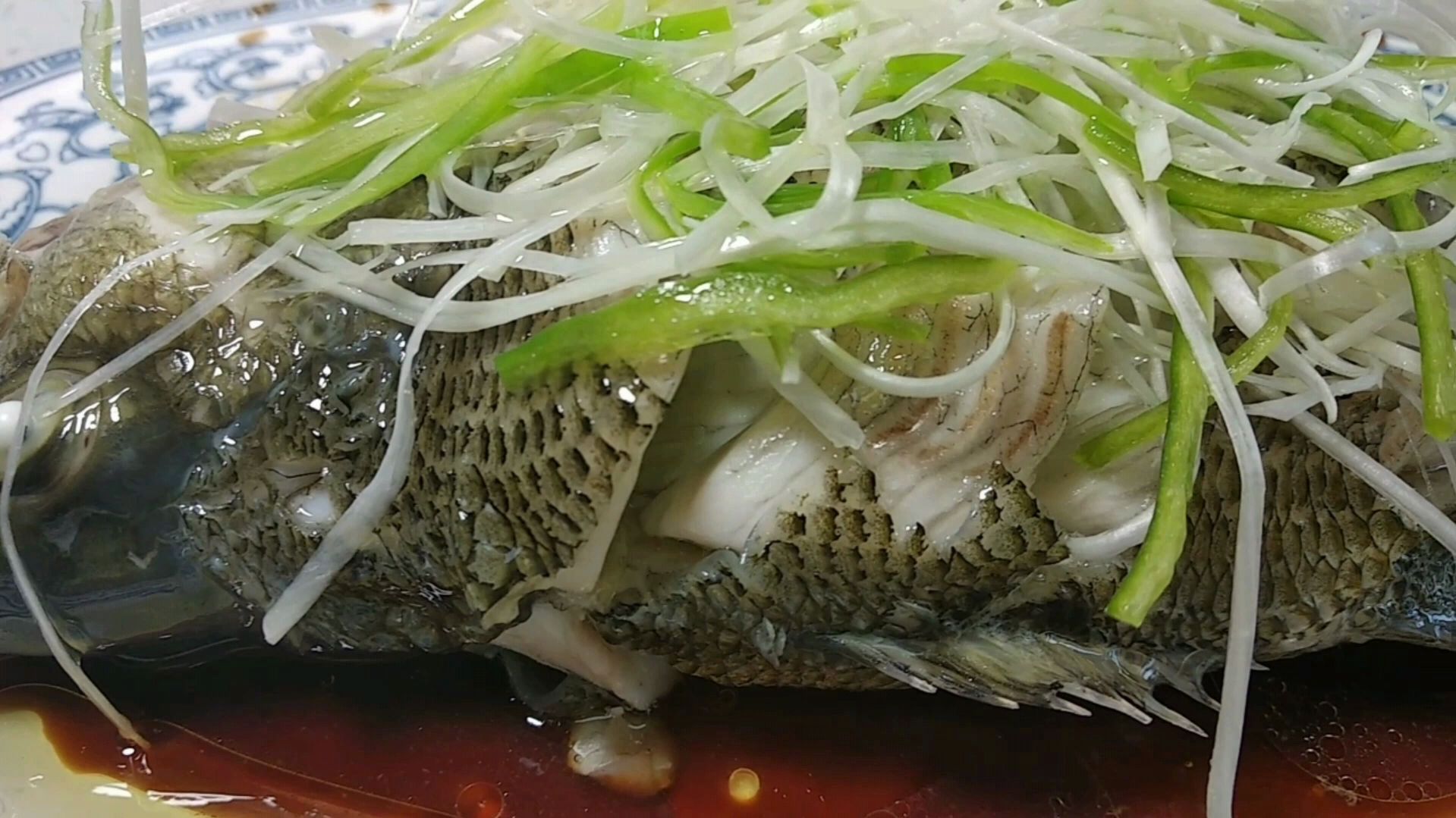 清蒸鲈鱼最简单的家常做法,肉质鲜嫩,不老不腥,孩子特别爱吃。