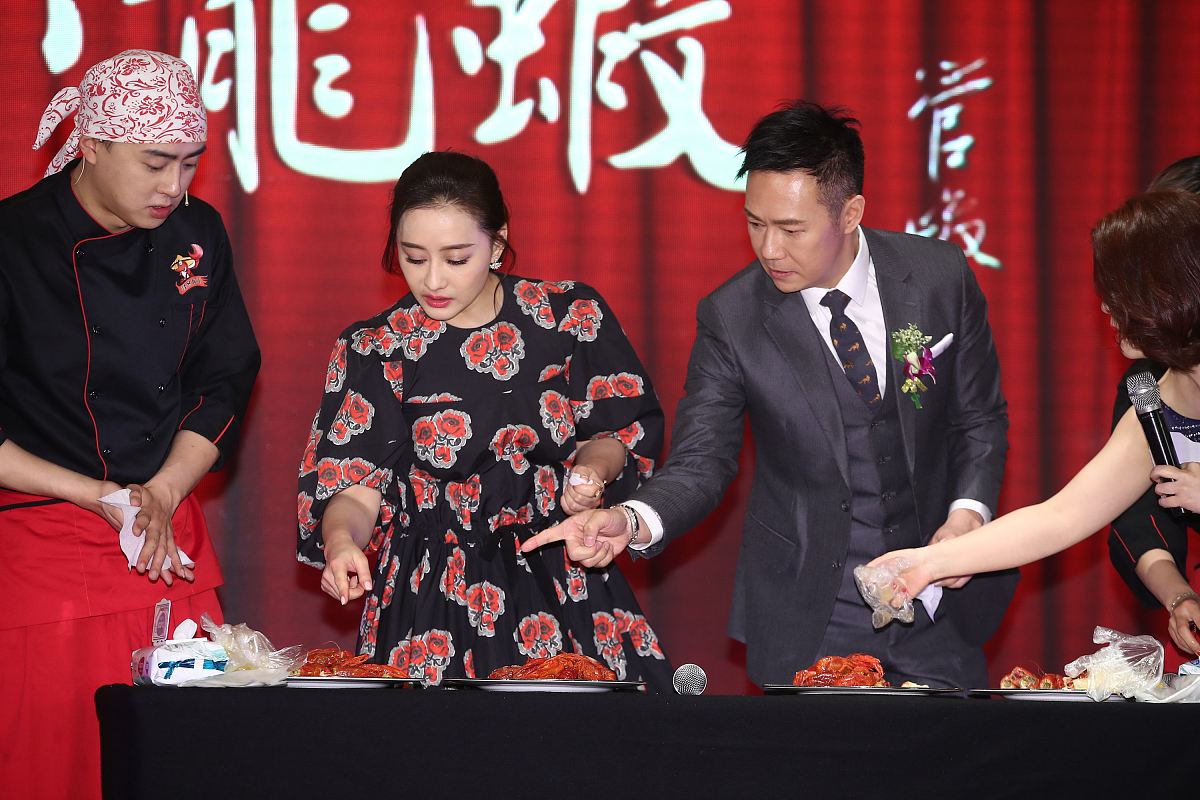 第七届北京电影节:陈德容马尾辫甜美俏皮 大嚼美食变表情包