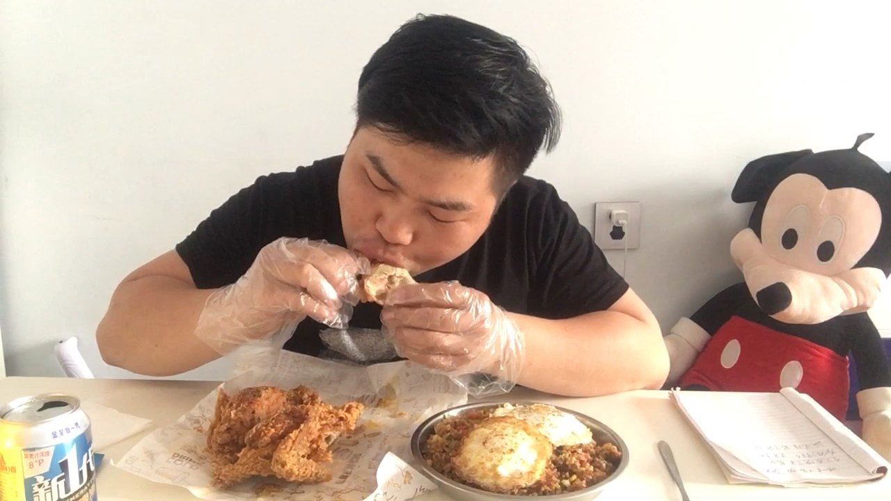 叫了只炸鸡配啤酒,再来一份炒饭配大蒜,打工小伙真能吃!