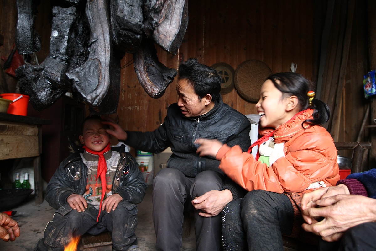 请你就我国留守儿童老人存在的问题以及解决方法写一篇不少于900字的论文