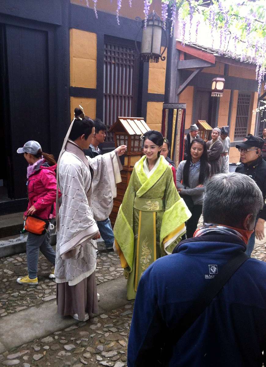 描写古代世家小姐代表家族赈灾对话、侍卫、下人、小姐都要描写场景密爱些