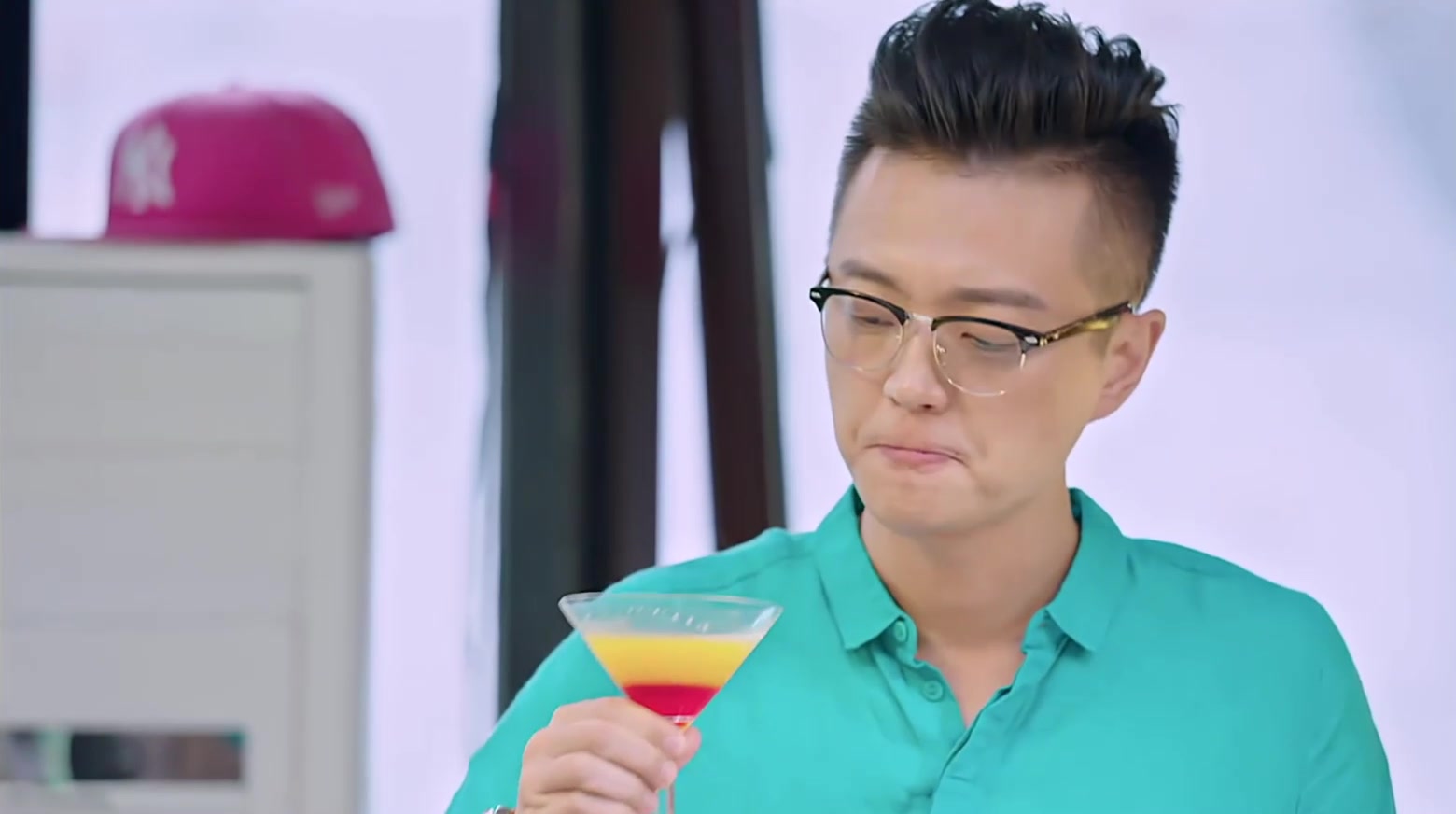 同一杯鸡尾酒让不同的人品,他们给出的评价,完美诠释专业与业余