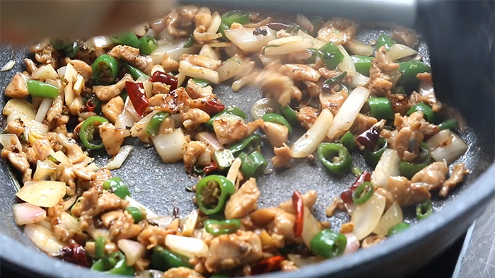 鸡腿切成丁,爆香辣炒,超入味,用来下饭正合适