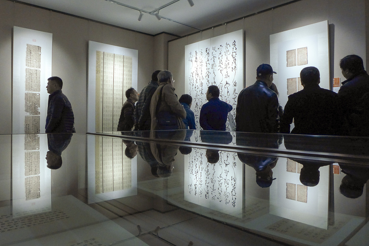 2016年12月7日,上海市第九届书法篆刻大展在上海市文联展厅开幕 .***_