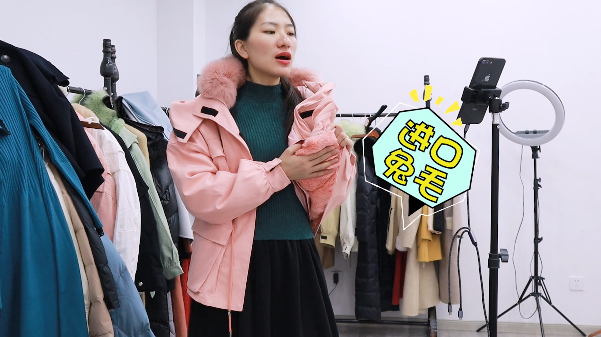 女人过了45尽量少穿裙子,今年流行短款派克服,减龄舒适有女人味