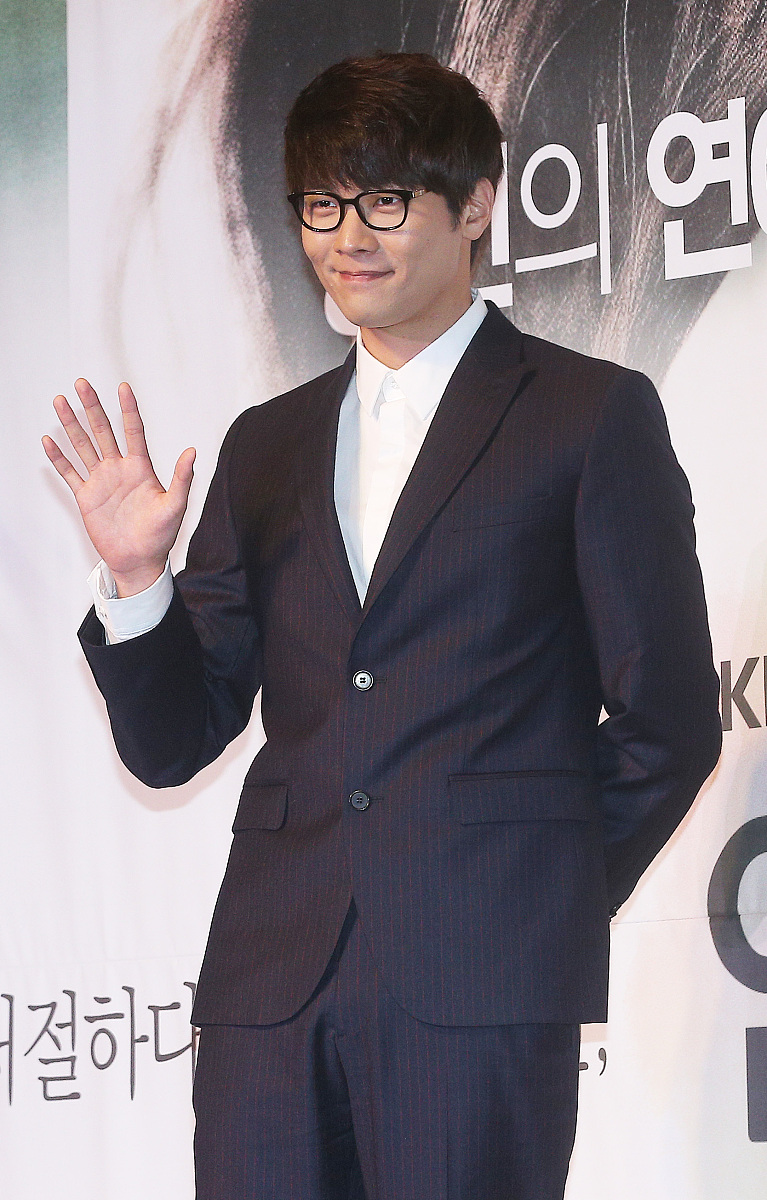 我觉得你说的很对现在能收到你的消息已经很开心了如果有一天真的能从你身边醒来那就更美好了。她回复说害羞害羞那当然好了