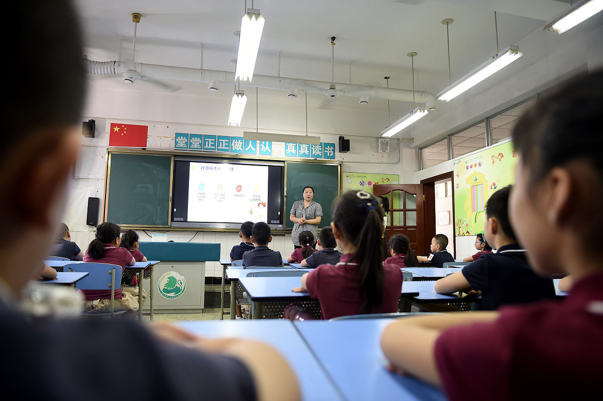 给你的内容如下： p学校现占地170余亩建筑面积4万余平方米有教学班57个其中高中班42个初中班15个在校学生3225名教职员工220名。pp优秀的成绩与罗中的办学特色是分不开的。罗中本着一切为了学生、为了学生一切的宗旨办出以下特色区：p