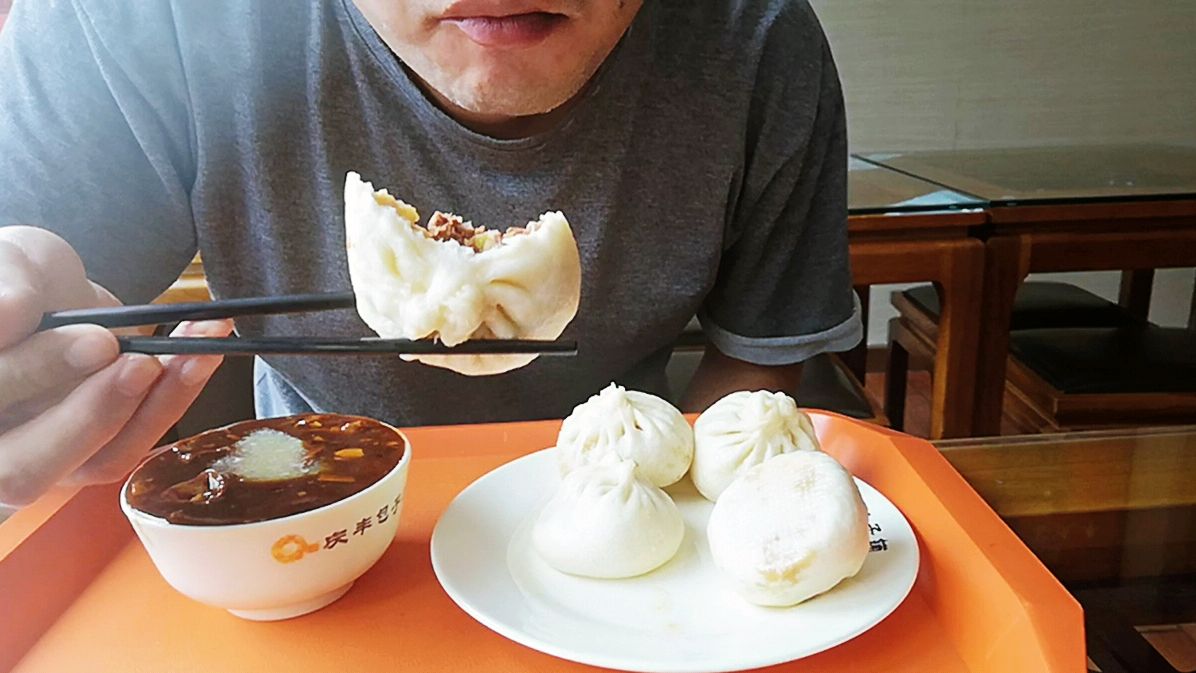 南方小伙品尝长春庆丰包子,既然比北京的好吃,炒肝味道很香