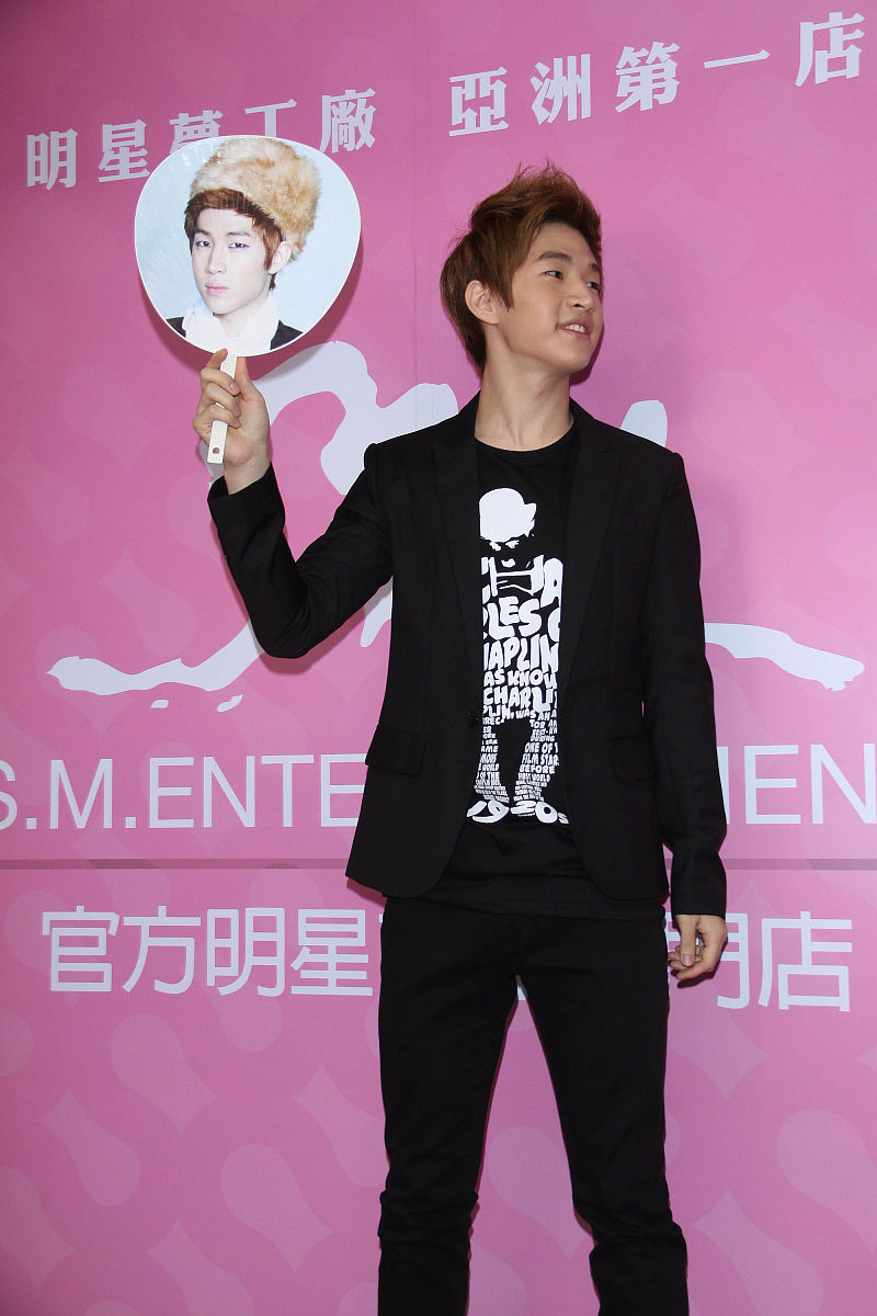 2011年7月8日,台北,"s.m.官方明星商品专门店"开业.super junior-m团