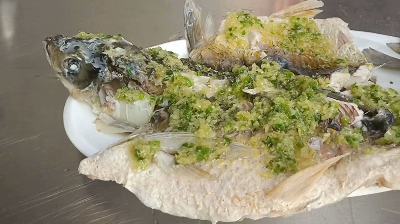 过年菜广东农庄名菜鸡汤浸鲩鱼,比清蒸鱼还要好吃肉香嫩滑