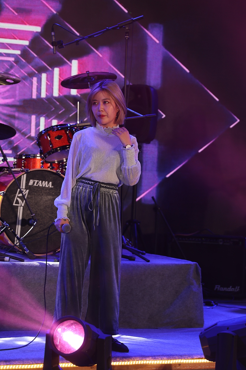 民谣歌曲：山脚下的小村庄 - 淳朴与希望