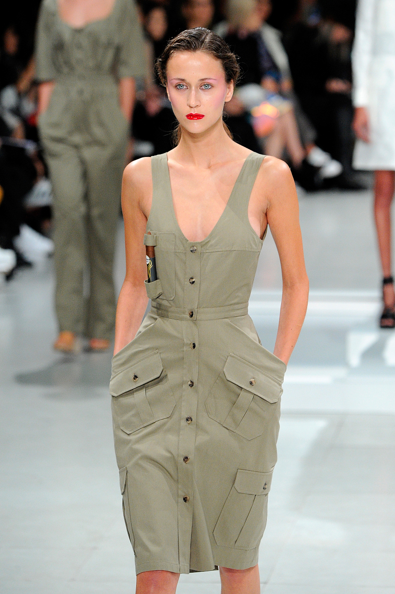 2015年10月3日讯,巴黎,当地时间2日,2016巴黎春夏时装周:chalayan 品
