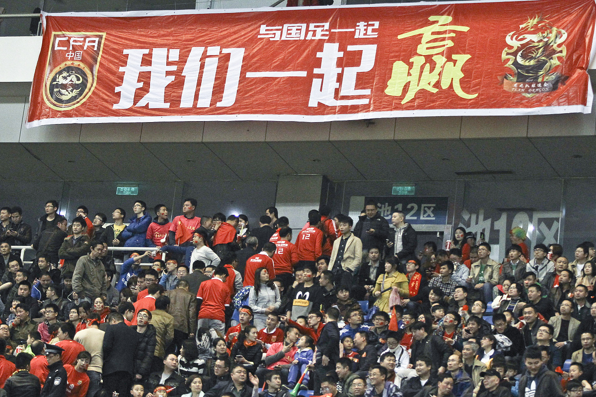 2015年3月27日,湖南长沙,2015国足热身赛,中国男足vs海地,球迷高举标