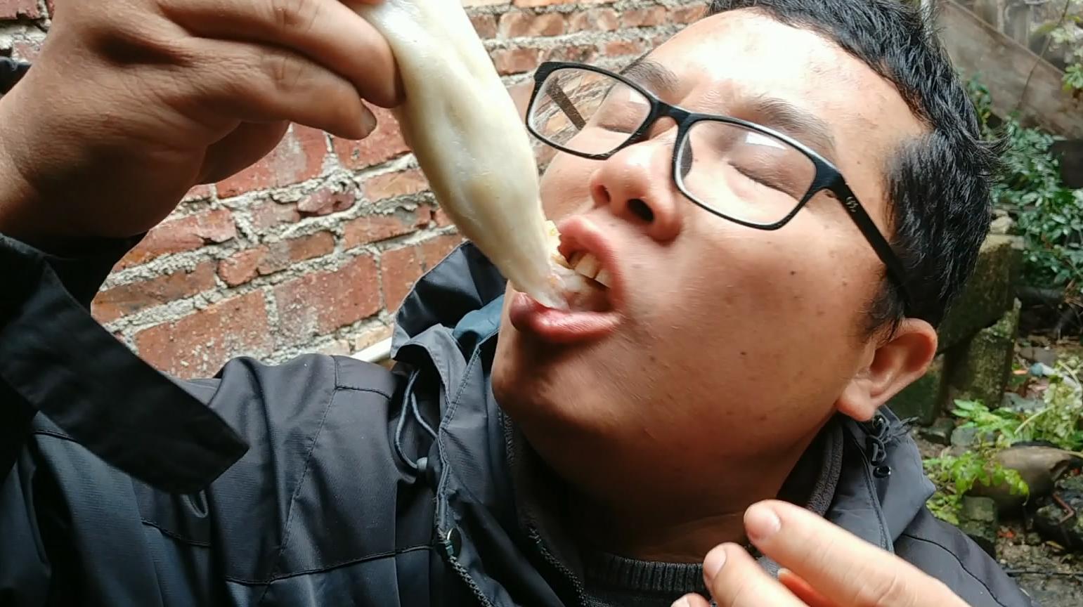 冬至了,湖南小伙煎糍粑吃,连吃两个没饱,再来一碗猪肉馅的水饺