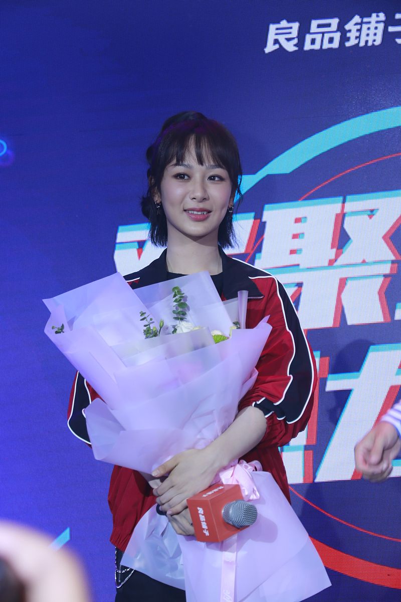 杨紫粉丝行为引争议：造型师、化妆师纷纷避嫌