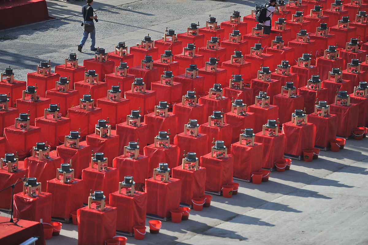 2014年8月27日,广西容县街头,898名当地人同磨黑芝麻糊.随后直径3.49